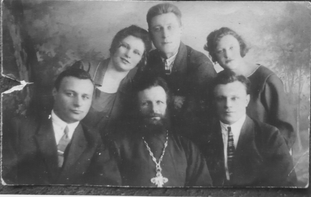 Священник Алексий Сибирский в кругу родных. 